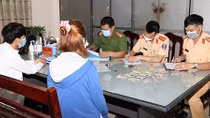 Hà Nam xử phạt nhiều người không đeo khẩu trang nơi công cộng