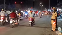Cầu Rạch Miễu ken đặc ô tô và xe máy
