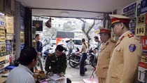 Kiểm tra cửa hàng trên phố Trần Nhật Duật, thu giữ hàng chục BKS giả