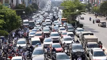 Nhiều tuyến phố Hà Nội vẫn đông nghịt người sau công điện 15