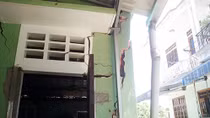 Nhiều nhà dân bị sụt lún do thi công dự án cải thiện môi trường nước