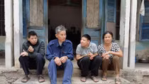 Xót xa cảnh cha mẹ già chăm 4 người con mắc bệnh nan y