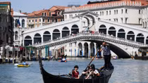 Cảnh sát Italia vất vả xử phạt du khách ý thức kém, mang theo vũ khí…
