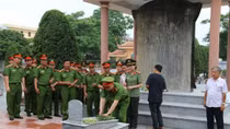 Dâng hương phần mộ Anh hùng Liệt sĩ Công an Nguyễn Thái Bình