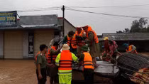 Mưa lũ nhiều tuyến đường miền Trung lại ngập sâu trong nước