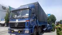 Xe 4 chỗ chui tọt vào gầm xe tải