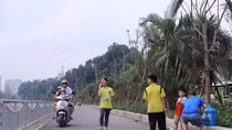 Xe máy chen chân vào tuyến đường đi bộ và xe đạp trên đường Láng