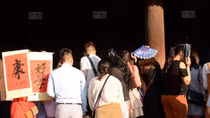 Người dân xin chữ đầu năm dưới tiết trời nắng nóng như mùa hè