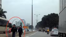 Nguy hiểm rình rập người đi bộ phớt lờ quy định