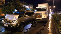 Tông xe liên hoàn, 2 người thoát chết trong gang tấc