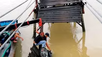 Sập cầu gỗ ở Nha Trang, 3 người may mắn thoát chết