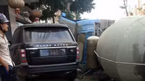 Xe bồn trôi dốc ngã ngửa vào Range Rover