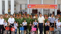 Học viện CSND tặng 100 xe đạp tại Hưng Yên