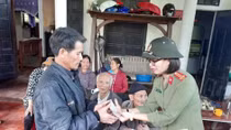 Cục Khoa học, chiến lược và Lịch sử Công an chia sẻ khó khăn với đồng bào miền Trung