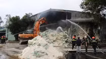 Kho bốc cháy, 200 tấn nông sản bị thiêu rụi