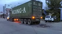 Cả khu phố mất điện vì xe container gặp tai nạn