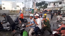 Công an các tỉnh miền Tây giúp dân đối phó với triều cường