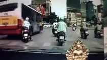 “Hung thần” xe buýt suýt cán chết 2 người phụ nữ trên phố Kim Ngưu
