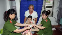 Vượt đỉnh Thung Khe cấp chứng minh thư cho bà con
