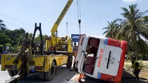 QL1A ùn ứ kéo dài vì xe khách gặp nạn lật chắn ngang mặt đường