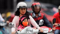 Người Hà Nội mặc áo ấm đi làm giữa tháng 5