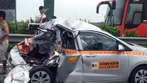 Xe tải nghiền nát đuôi taxi trên cao tốc Pháp Vân – Cầu Giẽ