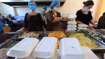 Sư cô cùng phật tử nấu cơm cho bệnh nhân cách ly tại Bệnh viện K 