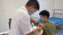 Tiêm vaccine COVID-19 cho CBCS Công an các huyện biên giới tỉnh Hà Giang
