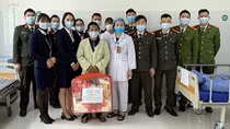 Công an Sơn La mang Tết ấm áp đến với người bệnh khó khăn