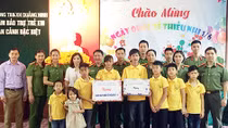 Thăm và tặng quà cho trẻ em nghèo, gia đình khó khăn tại đảo Trần