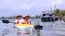 Du khách nước ngoài bỏ tiền hăm hở… vớt rác ở Hội An