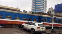 Tàu hỏa phanh gấp tránh ô tô liều mạng ở Hà Nội