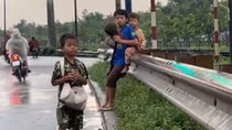 Những đứa trẻ mưu sinh trên quốc lộ