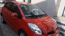 “Bom rác bay” đập vỡ kính chắn gió Toyota Yaris