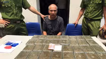 Phát hiện thêm 32 bánh heroin trên trần xe của trùm ma túy