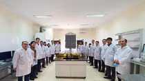 Pha chế dung dịch rửa tay chống virus Corona trong CAND