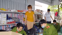 Mua khẩu trang y tế công ty khác, "chế" thành của công ty mình bán kiếm lời