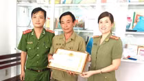 Được khen thưởng vì dũng cảm truy bắt tội phạm