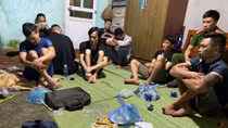Con bạc trèo lên mái nhà bỏ trốn