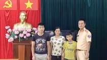 Chiến sĩ CSGT giúp bé trai đi lạc tìm lại bố mẹ
