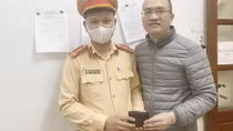 CSGT nhặt được ví tìm trả lại người dân