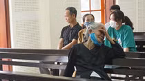 Nước mắt mẹ già ba lần "tiễn" con đi… tù