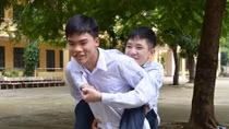 Cảm động cậu bé 4 năm tình nguyện cõng bạn đến trường