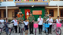 Trao tặng 12 xe đạp cho học sinh nghèo hiếu học huyện Can Lộc