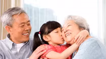 Người cao tuổi luôn là tấm gương cho con cháu noi theo