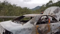 Toyota Camry cháy trơ khung khi xuống đèo Gió