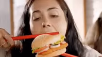 Quá nhiều chỉ trích, Burger King phải xin lỗi, gỡ bỏ quảng cáo ăn bánh kẹp dùng đũa