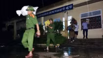Công an Quảng Bình trắng đêm phòng chống lũ lụt