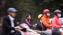 Đi làm sau Tết, người dân vô tư quên mũ bảo hiểm 