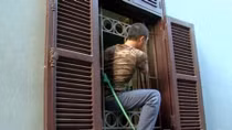 Cuộc truy lùng băng trộm đột nhập chuyên phá song cửa